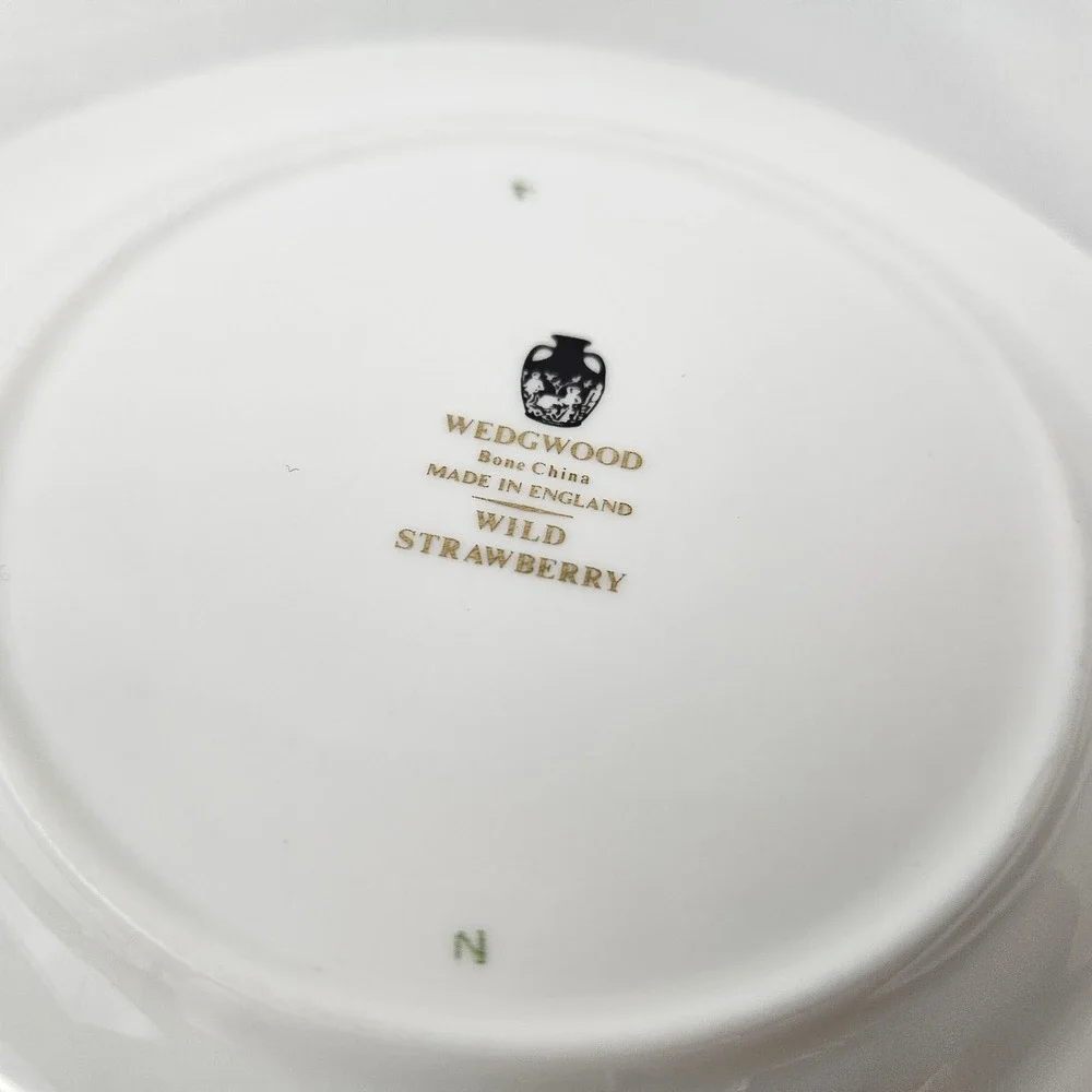 Wedgwood Wild Strawberry Bread Butter Plate Gold Trim 6